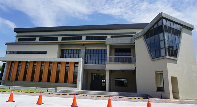 后里国中活动中心新建工程已完成主体建筑，因营建物价指数上涨流标多次，採取减项发包，致内部设施缺乏。（陈世宗摄）