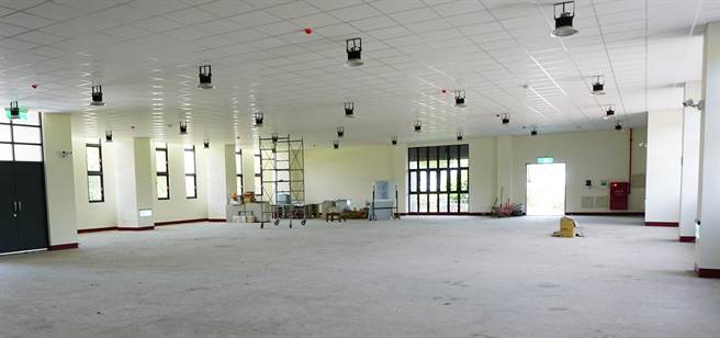 后里国中活动中心新建工程已完成主体建筑，因营建物价指数上涨流标多次，採取减项发包，致内部设施缺乏。（陈世宗摄）