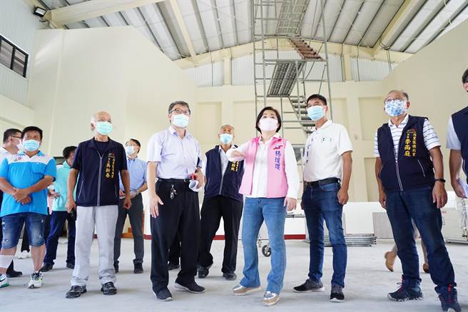 立委杨琼璎、市议员陈本添1日邀请教育部体育署、市府教育局会勘，争取完善内部设施。（陈世宗摄）