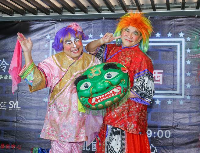許效舜（左）、澎恰恰將在10月舉辦「愛在十月鐵獅鬧卡西」 表演。（粘耿豪攝）