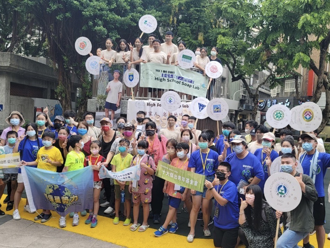 HSSL在永康里的拦油打皂行动由蔡元诚、许翀玮、林咨邑、廖文灿、伍致勋、余茂荣、游翔皓、黄昱勋、黄奕勛、王彦钧、张育绫、张家熏、谢采葳、谢舒安、蔡佾彤、庄又晰、庄又凝、杨咏絮、李婕妤、林霂昀、  洪皓祯、郭庭恺、江家庆、林隽书（成功高中、百龄高中、延平高中、和平高中、中山女高、金华国中、中正高中、康桥中学、薇阁高中、政大附中）跨校高中生组成。图/永庆房屋提供