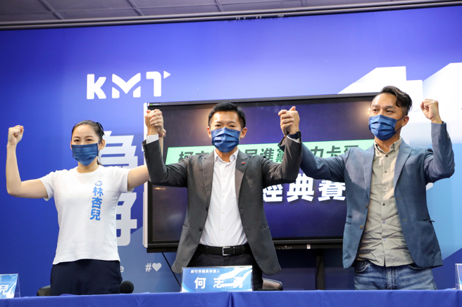 國民黨1日舉行「柯文哲、民進黨接力卡蛋，卡到經典賽」記者會，文傳會副主委、新竹市議員參選人何志勇（中）、文傳會副主委暨張善政競辦新媒體部總監練鴻慶（右）、國民黨副發言人、台北市議員參選人林杏兒（左）等人出席，會後三人振臂相互加油。（鄧博仁攝）
