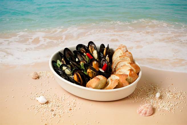 新竹喜来登将马祖经典美食「蒜香白酒马祖淡菜」搬进盛宴自助餐厅。（新竹喜来登提供／罗浚滨新竹传真）