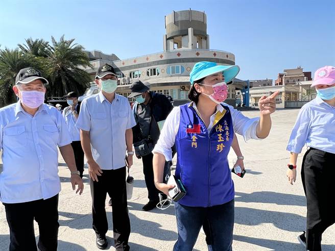 针对烈屿罗厝渔港船席不足问题，立委陈玉珍争取中央补助款1亿3千余万元改善，昨再实地勘查配套措施。（立委陈玉珍办公室提供）