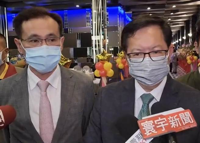 國民黨桃園市長參選人張善政委托律師對桃園市長鄭文燦（右）、民進黨桃園市長參選人鄭運鵬（左）提告。（陳夢茹攝）