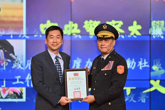 陳宗彥頒發功績警察獎章。(警察大學提供)