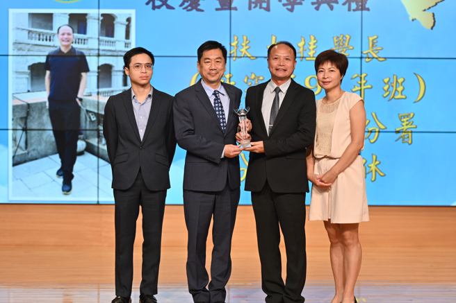 陳宗彥表揚警大傑出校友。(警察大學提供)