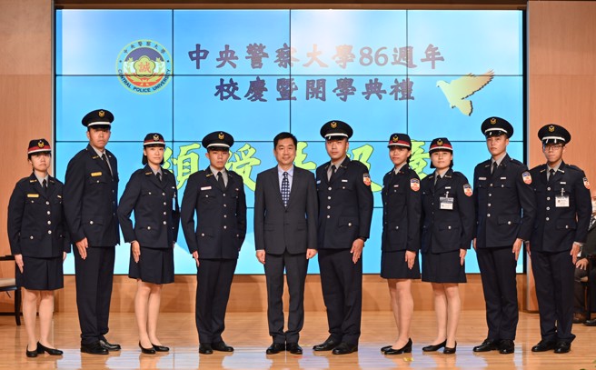 陳宗彥與年級章受頒代表合影。(警察大學提供)
