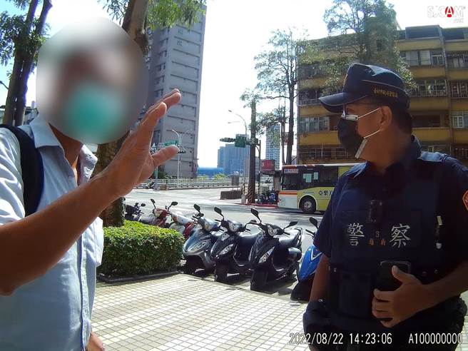 文山一警方及时制止老翁领钱给诈团。（警方提供）