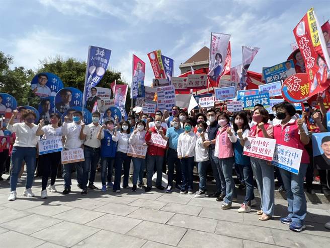 台中市長盧秀燕1日請假，陪同國民黨籍22名台中市議員登記，展現母雞帶小雞的團結氣勢。(林欣儀攝)