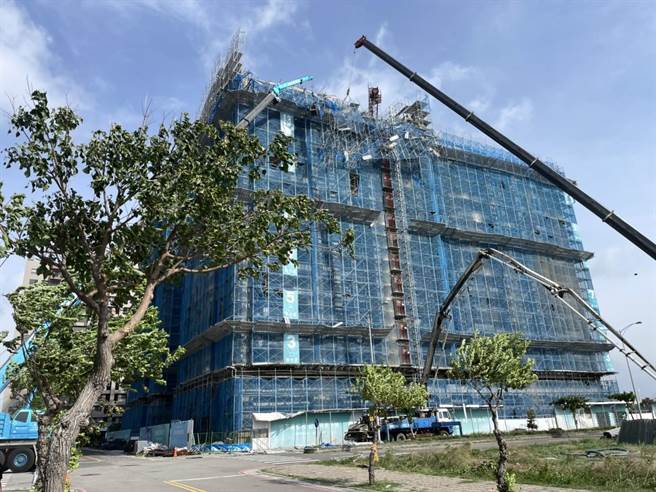 強颱接近外圍環流影響，清水區一處建築工地鷹架倒塌掉落，砸到地面上工作的預拌混凝土車司機及押送員受傷。(民眾提供)