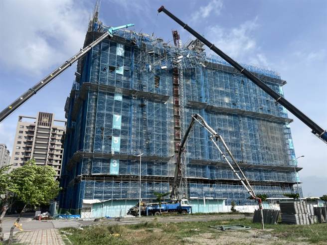 強颱接近外圍環流影響，清水區一處建築工地鷹架倒塌掉落，砸到地面上工作的預拌混凝土車司機及押送員受傷。(民眾提供)