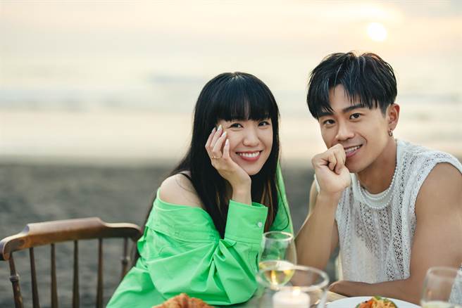 廖柏雅與孫盛希在沙灘上燭光晚餐。（華納音樂提供）