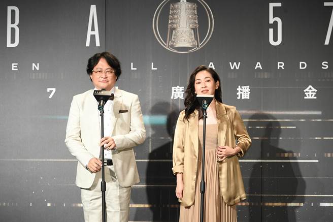 赵自强（左）、蔡灿得担任广播金钟奖揭奖嘉宾。（三立提供）