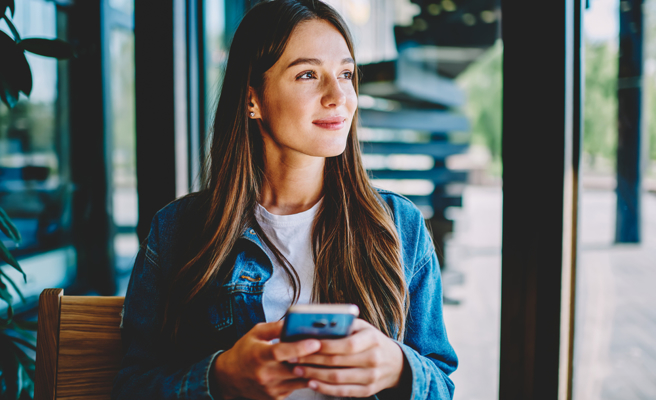 贴心的举动不仅能让人感到温暖，也是情侣之间维持感情的关键。（示意图／Shutterstock）