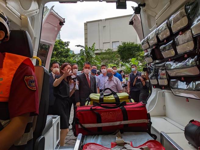 松山慈惠堂、松山慈祐宮等多家民間團體、機構，今捐贈5輛救護車給予台北市、桃園市、新竹縣政府消防局使用。內政部長徐國勇今出面受贈時表示，台灣每年救回700位OHCA病患，宗教家、企業家願意共同守護台灣安定的力量，讓他非常感動。(朱真楷攝)