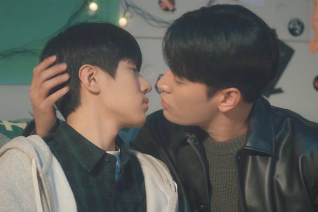 朴栖含（右）主動抱朴宰燦（左）頭的親吻場面，讓導演情不自禁驚呼。（采昌提供）