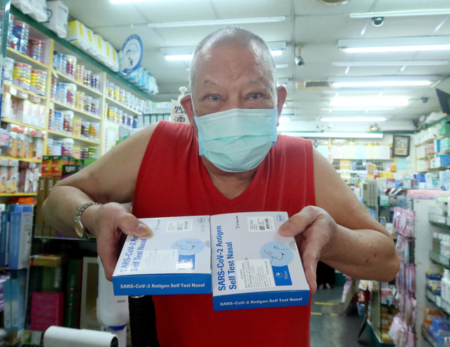 為使65歲以上民眾有症狀能盡快篩檢、確診儘早用藥，降低重症發生率，9月1日起發放5劑免費快篩。一位民眾向記者展示領取的快篩試劑。（粘耿豪攝）