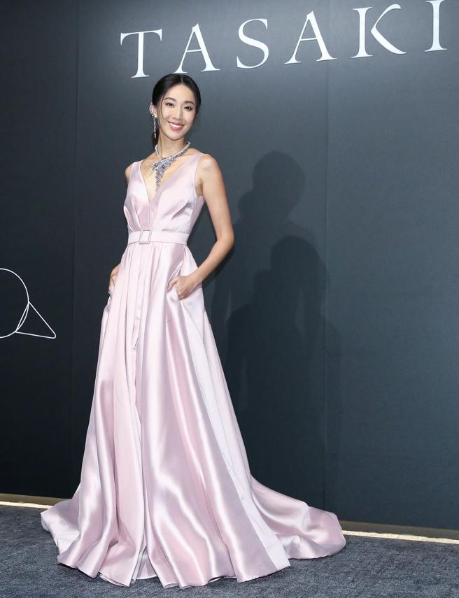 隋棠以海洋女神形象出席TASAKI珠宝展，佩戴以海洋为灵感创作的Illimitable系列珠宝项炼与耳挂。（陈俊吉摄）