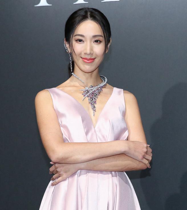 隋棠以海洋女神形象出席TASAKI珠宝展，佩戴以海洋为灵感创作的Illimitable系列珠宝项炼与耳挂。（陈俊吉摄）