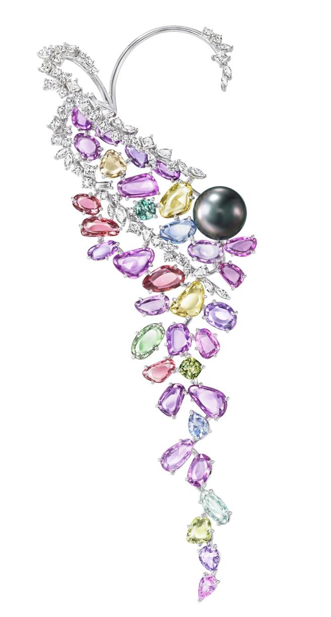 TASAKI Atelier高级珠宝Illimitable耳挂式耳环，433万元。（TASAKI提供）