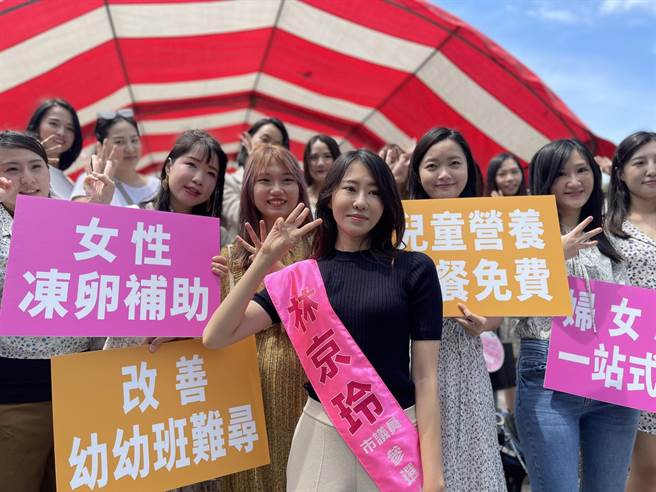有「最美里长」称号的第10选区参选人林京玲，由美女助选团陪同登记，相当吸睛。(林欣仪摄)
