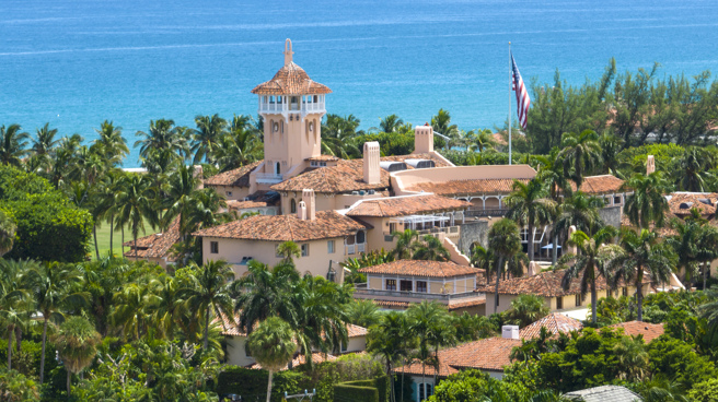 FBI探员6月前往川普在佛州的别墅「海湖俱乐部」（Mar-a-Lago）时，川普的律师「明确禁止政府人员打开或查看」储藏室内「任何箱子里的东西」。(图/ 美联社)