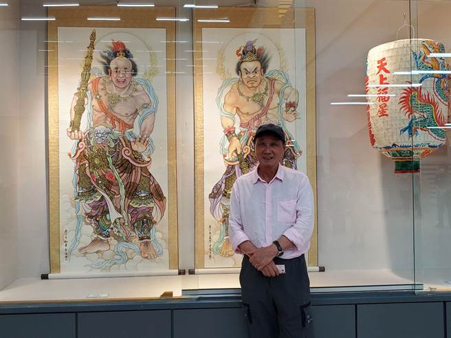 2018年獲文化部審議通過重要傳統工藝暨重要傳統表演藝術保存者（人間國寶）的洪平順，與他的傳統彩繪作品哼哈將軍。（周麗蘭攝）