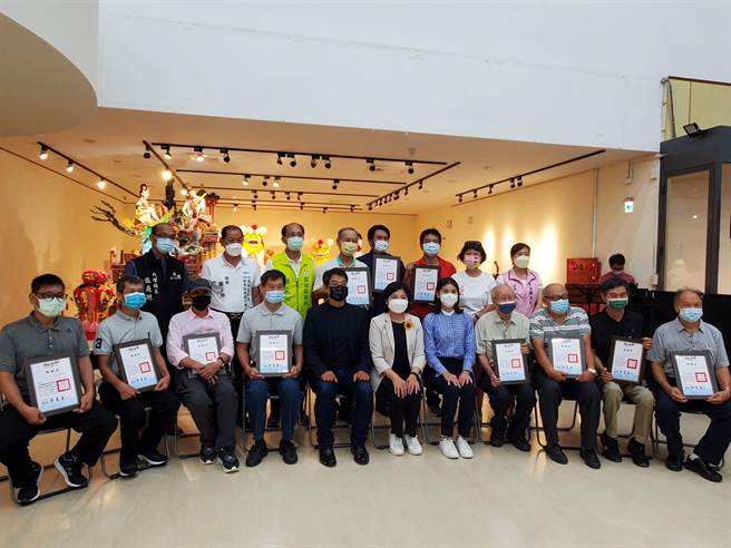 雲林縣14位無形資產藝術保存者的作品，包括粧佛、剪黏、彩繪、木雕、木結構、大燈飾、錫器等1日起首次在雲林縣文觀處展出，縣長張麗善（右六）出席為他們喝采。（周麗蘭攝）
