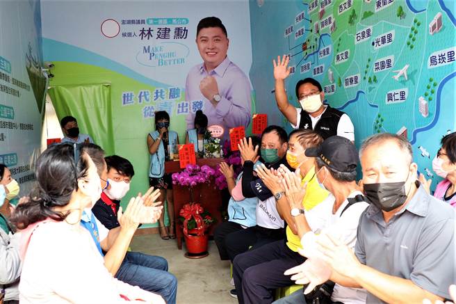 民进党马公市长参选人黄健忠说澎湖的政治比较没有党派色彩之分，只要肯为澎湖做事他都欢迎支持，他也预祝林建勋成为议坛的生力军，翻转澎湖的生态。（张茂雄摄）