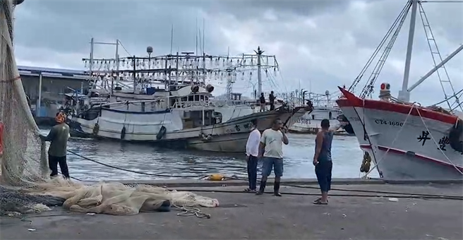 強颱「軒嵐諾」來勢洶洶，基隆有許多漁船紛紛回港防颱。（翻攝照片／陳彩玲基隆傳真）