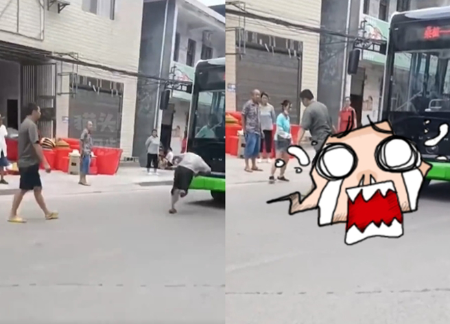 大陆男子疑似要诈医疗费用，竟衝撞巴士倒地，然而一旁民眾看不下去直接拉走该男子。（翻摄自微博）
