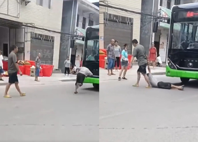 大陆男子疑似要诈医疗费用，竟衝撞巴士倒地，然而一旁民眾看不下去直接拉走该男子。（翻摄自微博）