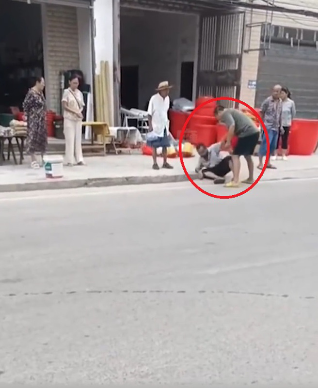 大陆男子「假碰瓷」被发现后想要逃跑，惨遭热心民眾压制在路旁。（翻摄自微博）