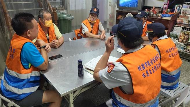 颱风「轩岚诺」外围环流来势汹汹，桃园市观音区树林里水患自主防灾社区，昨晚由副指挥官黄文章召集队员，启动水患自主防灾应变机制。（吴进昌提供／蔡明亘桃园传真）