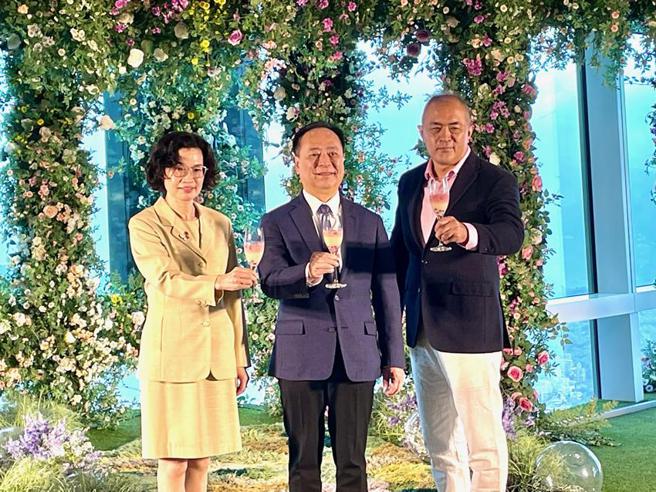 （百货周年庆101打头阵，由101董事长张学舜(中)、总经理朱丽文(左)以顶级珠宝腕表大赏揭开序幕。图／李丽满）