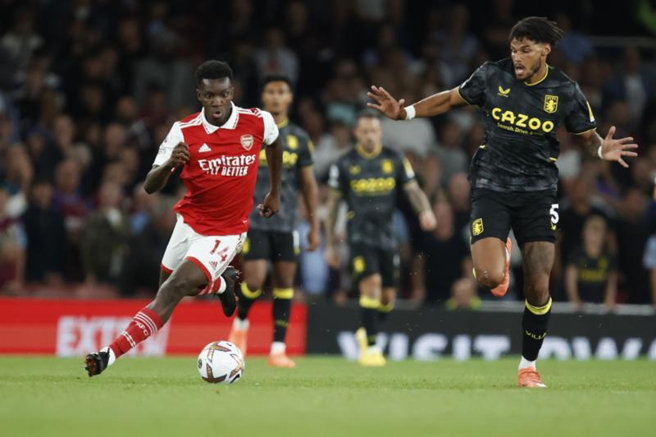 兵工厂Eddie Nketiah(左)带球进攻。（美联社）