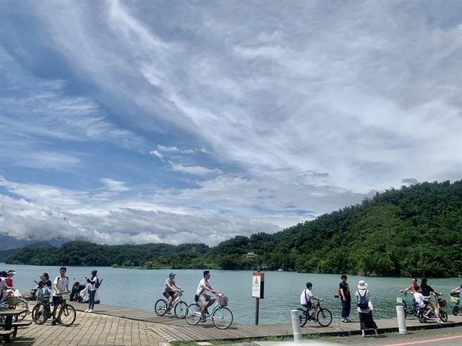 日月潭畔騎自行車，徜徉湖光山色之間，十分愜意。（廖志晃攝）