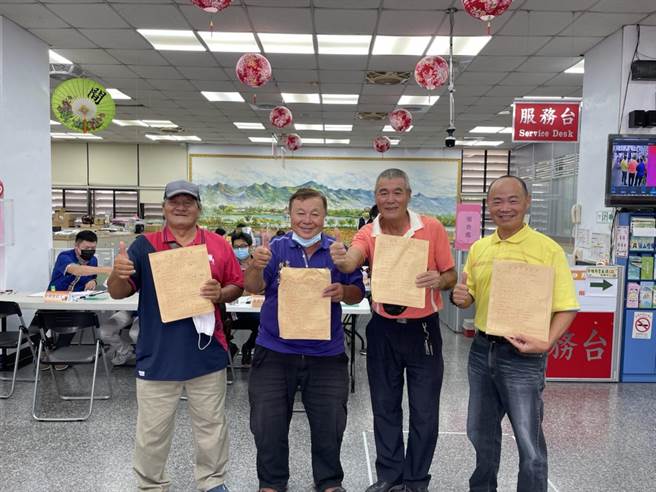 美浓区瀰浓里刘和昌、合和里长林作松、中圳里长黄其添、东门里长罗文俊（左至右）已共赴美浓区公所完成登记参选2022年里长选举，4人不仅是好友，林作松和罗文俊更曾是师生关系。（林雅惠摄）