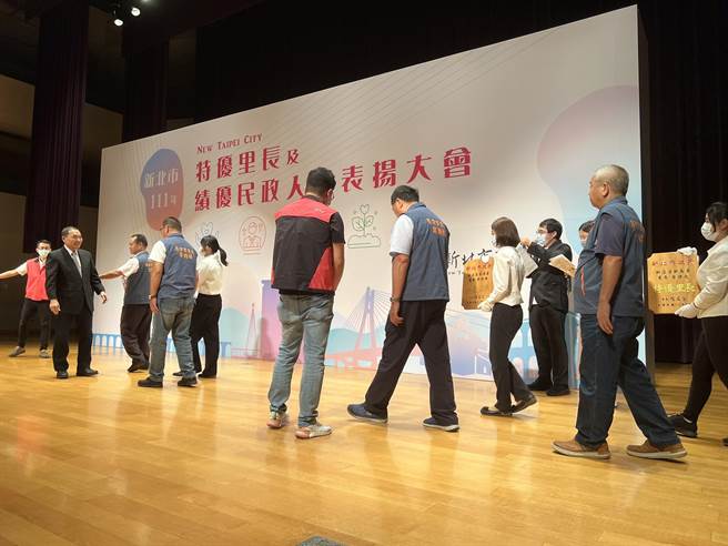 新北市政府1日表扬122位特优里长及51位绩优民政人员，由市长侯友宜亲自颁发奖牌。（王扬杰摄）