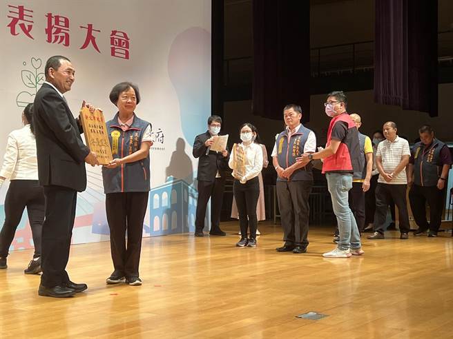 新北市政府1日表扬122位特优里长及51位绩优民政人员，由市长侯友宜亲自颁发奖牌。（王扬杰摄）
