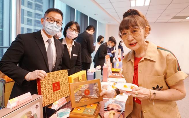 远东百货「中秋礼品特辑」在总舵手徐雪芳总经理号召下，严选甜品魅力要够、风味要讚，送礼自用都要讨喜。（远百提供）