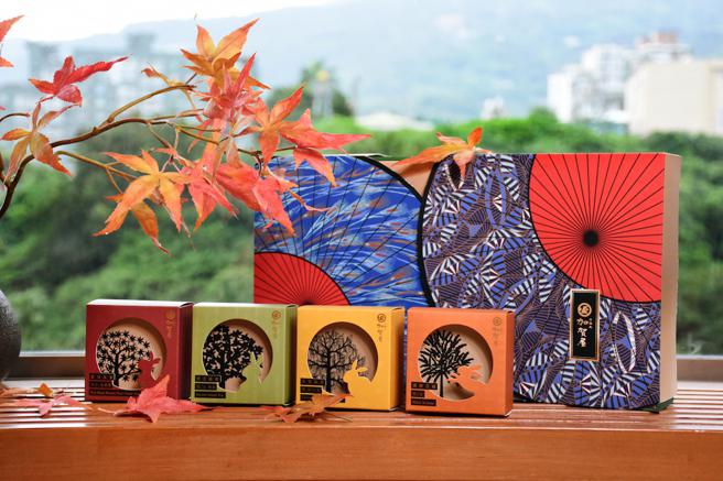 远百加贺屋月见缤纷中秋礼盒，内含月饼4入：红豆玄米、黑芝翡翠、金栗焙茶、浓醇芝麻口味，售价1380元／盒。（远百提供）