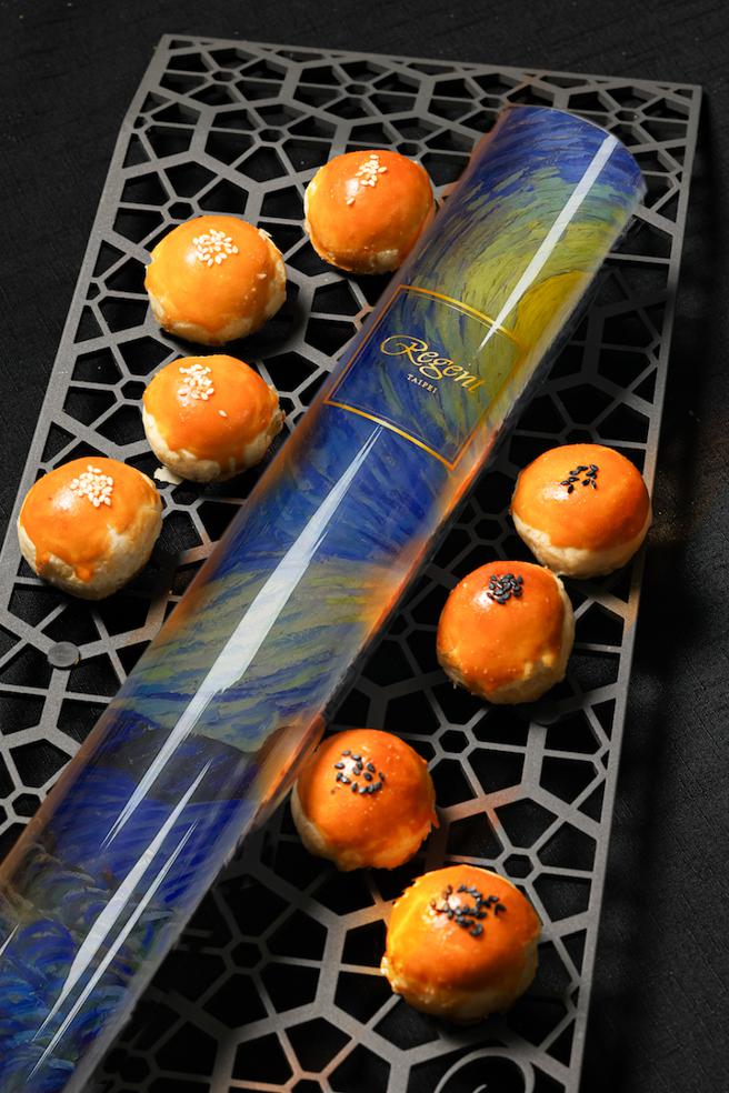 远百晶华酒店《花月》经典奶黄酥及蛋黄酥礼盒，售价980元 / 8入。（远百提供）