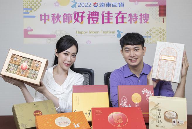 购物专家李雅楹（左）与迷途小书僮张旸，一同开箱远百异国食品馆的8款中秋节礼盒。（远百提供）