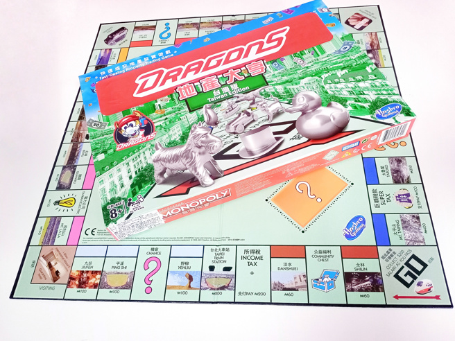 富邦悍将洋投罗力在2日迎来生涯最终战，1日赛前味全龙送上特制桌游。（味全龙提供）