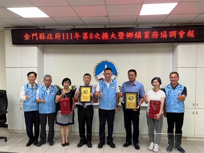 金门县长杨镇浯今天致赠感谢牌，表扬杏仁诊所及三大诊所于新冠疫情期间，在警光会馆设置PCR採检站，充实地方防疫量能，协助照护乡亲的健康。（金门县卫生局提供）