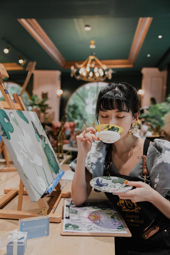 使用精致骨瓷的杯碟，享用充满仪式感的下午茶，同时展现自我的品味创作画作。（Pinkoi提供）