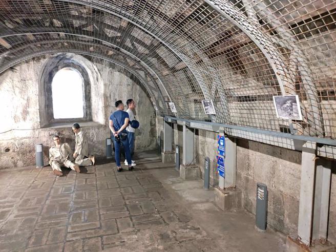 位马尼拉景点「西班牙王城」内的圣地牙哥堡，是西班牙殖民者为抵御外敌所兴建。二战马尼拉战役后，美军在圣地牙哥堡地牢发现遭日军囚禁约600名菲律宾人遗体。图为地牢遗迹，摄于8月20日。（图/ 中央社）
