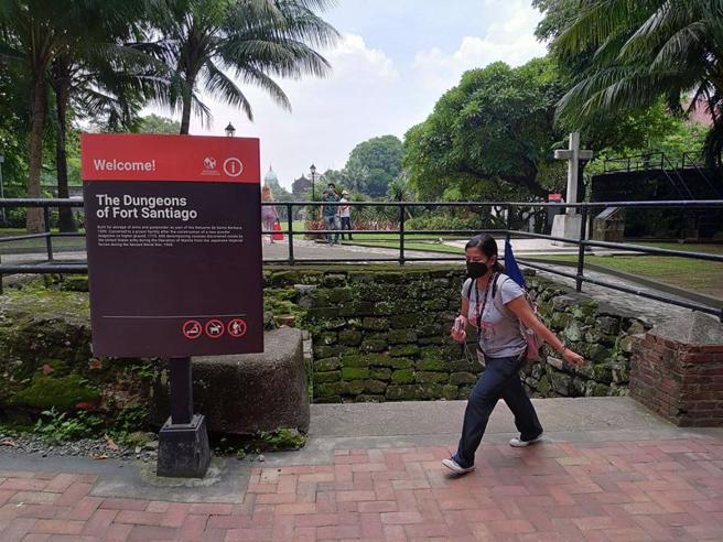 马尼拉景点「西班牙王城」内的圣地牙哥堡，是西班牙殖民者为抵御外敌所兴建。二战马尼拉战役后，美军在圣地牙哥堡地牢发现遭日军囚禁的约600名菲律宾人遗体。图为地牢入口，摄于8月20日。（图/ 中央社）